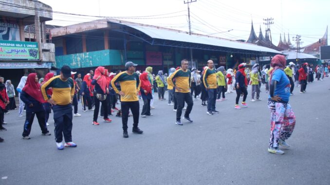 Pj. Walikota Payakumbuh mendorong masyarakat untuk berperilaku hidup bersih dan sehat.