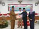 Pjs Bupati Tanah Datar Arry Yuswandi menyampaikan Ranperda APBD Tahun 2025 dalam Rapat Paripurna DPRD Tanah Datar.