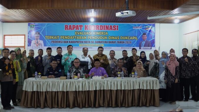 Pjs Wako Bukittinggi selaku Sekjen Dukcapil Kemendagri, H. Hani Syopiar Rustam, ingatkan Seluruh Dinas Dukcapil Sumbar Wajib Buka Layanan KTP-el Pada Hari-H Pilkada 2024.