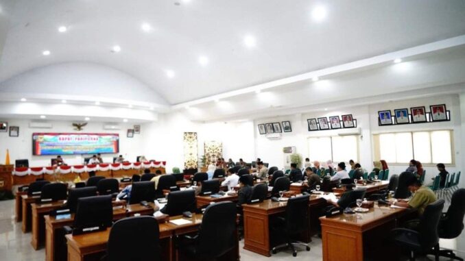 Pjs. Bupati Arry Yuswandi menyampaikan jawaban Pandangan 8 Fraksi.