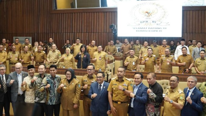 Pjs. Bupati Lima Puluh Kota membahas kesiapan Pilkada Serentak bersama Komisi II DPR RI.