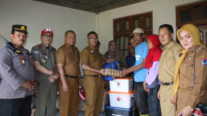 Sekdako Payakumbuh serahkan bantuan kepada keluarga korban kebakaran.