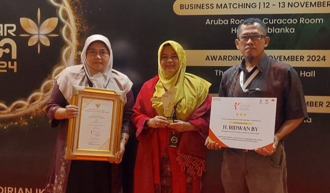 Tenun H. Ridwan By menerima penghargaan OVOP bintang 3.