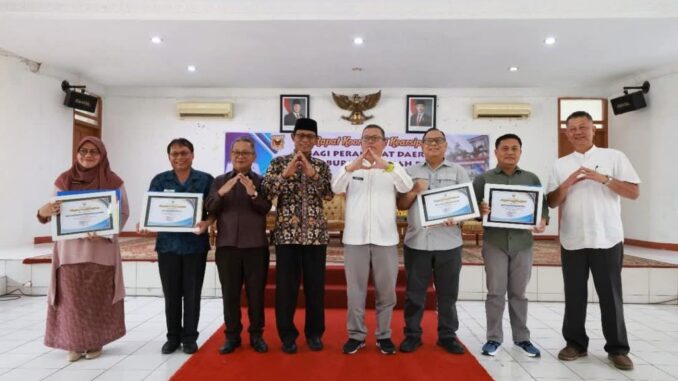 BKPSDM Tanah Datar mendapat penghargaan dari Lembaga Kearsipan Daerah.