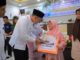 Bupati Sabar AS saat memberikan Penghargaan Penggiat Literasi.