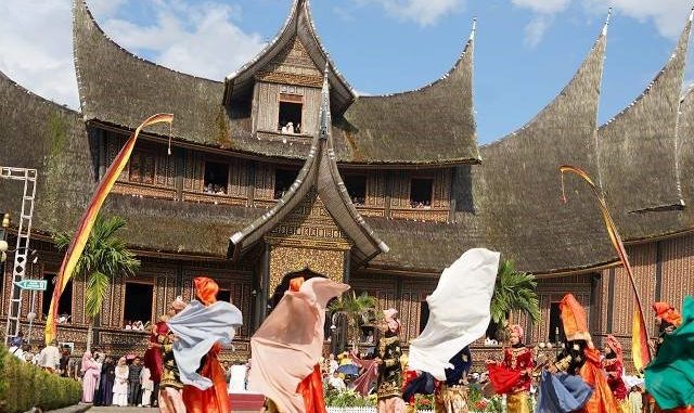 Festival Pesona Minangkabau Tahun 2024 ditutup Bupati Tanah Datar Eka Putra.