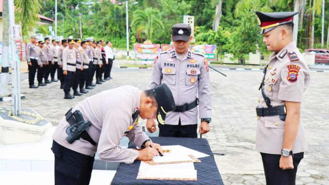 Kapolres Sawahlunto AKBP Purwanto Hari Subekti, S.Sos menandatangani Berita Acara Serah Terima disaksikan oleh IPTU Riyan Anggi Damara, S.Trk.