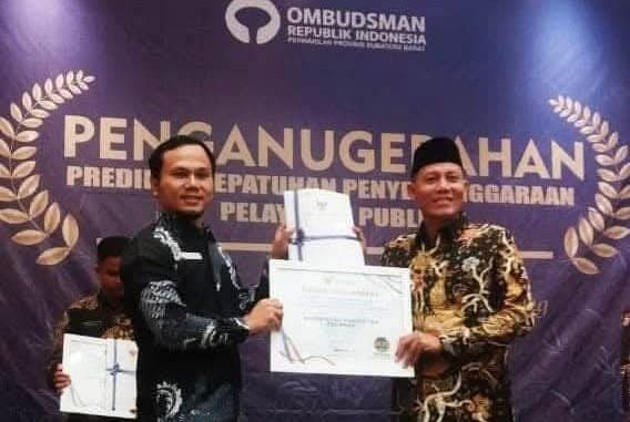 Pemda Pasaman menerima Penghargaan Ombusman.