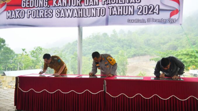 Pj Wali Kota Sawahlunto, Kapolres Sawahlunto dan Tokoh Masyarakat H. Idris menandatangani Prasasti.