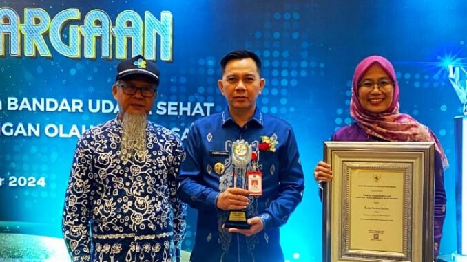 Pj Wali Kota Sawahlunto terima STBM Award dan didampingi oleh Kepala Dinas Kesehatan.