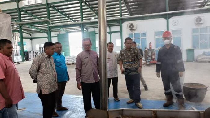 Pjs Bupati Pasaman lakukan peninjauan ke Pabrik Pakan Ikan.