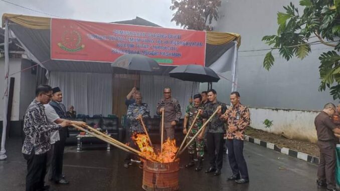 Pjs Bupati Pasaman menghadiri pemusnahan barang bukti.
