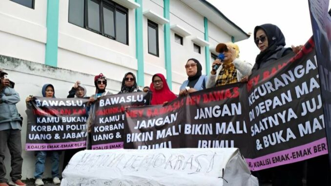 Rakyat Kabupaten Bandung Bersatu saat menggelar demonstrasi pada Senin (2 Desember 2024) di Alun-Alun Kabupaten Bandung. (Dok. Istimewa)