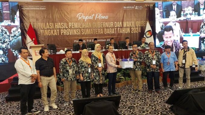 Rapat pleno Rekapitulasi Suara Pemilihan Gubernur dan Wakil Gubernur.