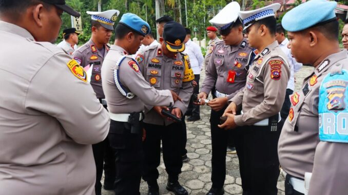 Waka Polres Sawahlunto KOMPOL Masri, S.H sedang melaksanakan Pemeriksaan Senjata Api Dinas.