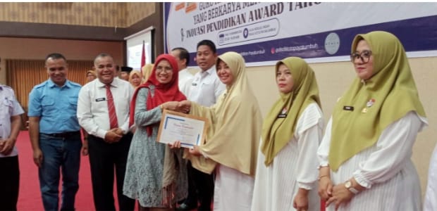 Wira Hayu S.Pd, Kepala SD 30 Payakumbuh menerima Penghargaan dari Harian Padang Ekspres.
