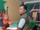 Angota DPRD Pasaman dari Partai PPP berbagi dengan petugas kebersihan.