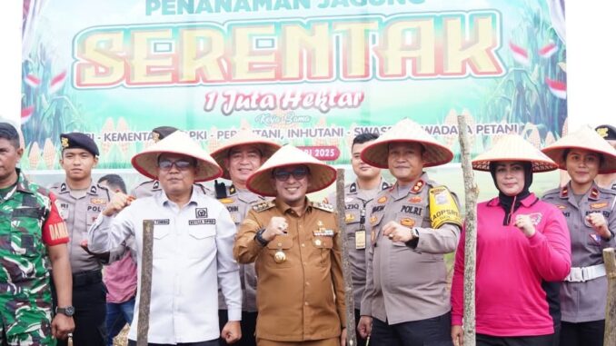 Bupati Eka Putra dan Kapolres Tanah Datar menanam jagung satu juta hektare.