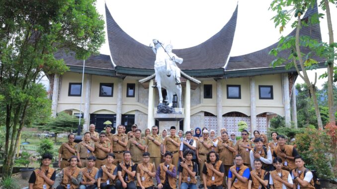 Bupati Sabar AS menyambut kedatangan mahasiswa ITERA.
