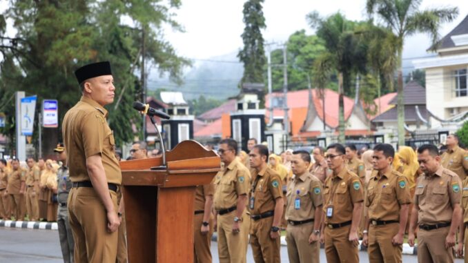 Bupati Sabar AS saat memimpin apel pertama di tahun 2025.