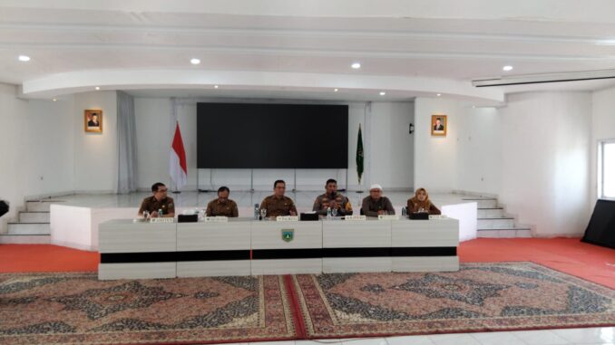 Pj Walikota Sonny Budaya Putra dan Kapores Padang Panjang, Surtyana Widyarso Wardoyo Putro (tengah) dalam jumpa pers di halo Balaikota Padang Panjang.