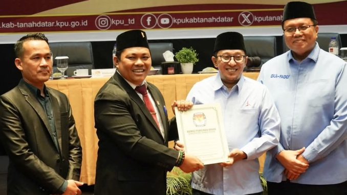 Pasangan Calon Bupati Terpilih Pilkada Tahun 2024 Tanah Datar Eka Putra dan Ahmad Fadly ditetapkan oleh KPU Tanah Datar.