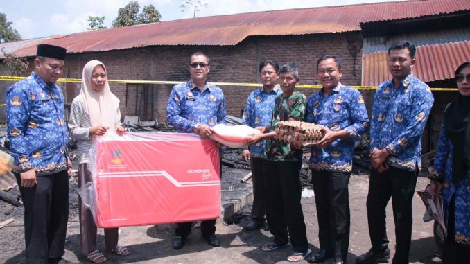 Penyerahan bantuan untuk korban kebakaran oleh Sekdako Payakumbuh.