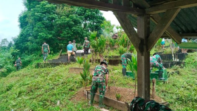 TMMD ke 123 membersihkan komplek pemakaman di Mentawai jelang bulan suci Ramadhan 1446 H.