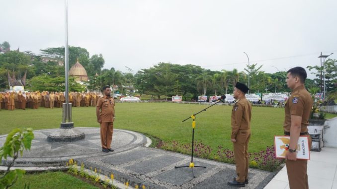 Wabup Limapuluh Kota Ahlul Badrito saat memimpin apel perdana.