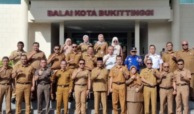 Wakil Walikota Marfendi memimpin apel gabungan di Bukittinggi.