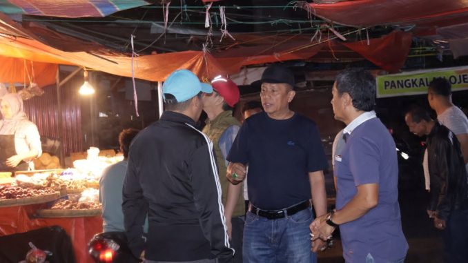 Wakil walikota Elzadaswarman saat memimpin pelaksanaan pembersihan pasar jelang Ramadhan.
