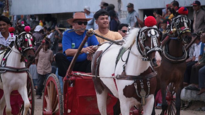 Wali Kota Payakumbuh Elzadaswarman membuka Pacu Kuda Piala Walikota.
