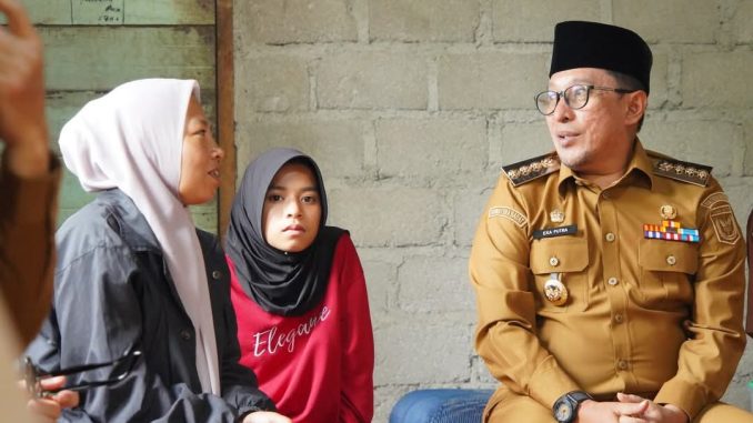 Bupati Eka Putra takziah ke rumah duka Almarhun Cinta Novita Sari di Nagari Sumanik.