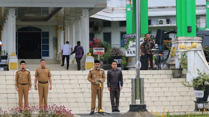 Bupati Safni Sikumbang saat memimpin Apel Gabungan di hari pertama.