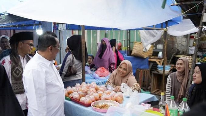 Bupati Tanah Datar Eka Putra saat meninjau Pasar Pabukoan Batusangkar.