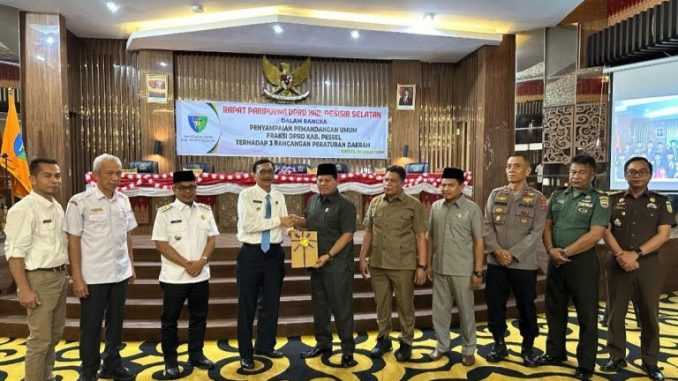 DPRD Gelar Paripurna, Fraksi DPRD Pessel menyampaikan Pandangan Terhadap 3 Ranperda Pada Sidang Paripurna.