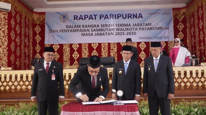 DPRD Kota Payakumbuh menggelar rapat paripurna serah terima jabatan Wako Payakumbuh.