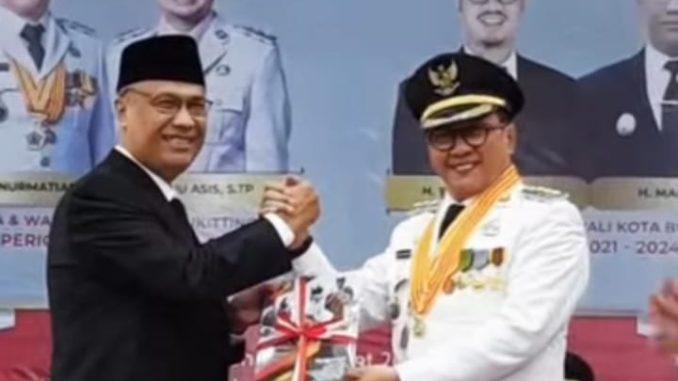 Jabatan Walikota dan Wakil Walikota Bukittinggi di serah terimakan, tanpa dihadiri Erman Safar.