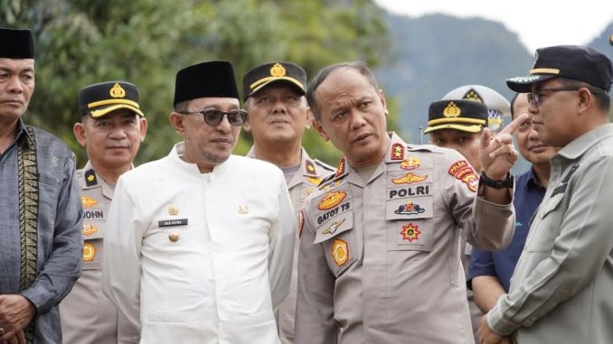 Kapolda Sumbar Irjen Pol Gatot Tri Suryanta meletakkan batu pertama GOR SLB Yayasan Kemala Bayangkara Nagari Pangian Kecamatan Lintau Buo.