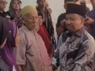 Ketua DPRD Kota Bukittinggi Syaiful Efendisaat menyalurkan Program Bantuan Sosial & Sembako Triwulan I Tahun 2025.