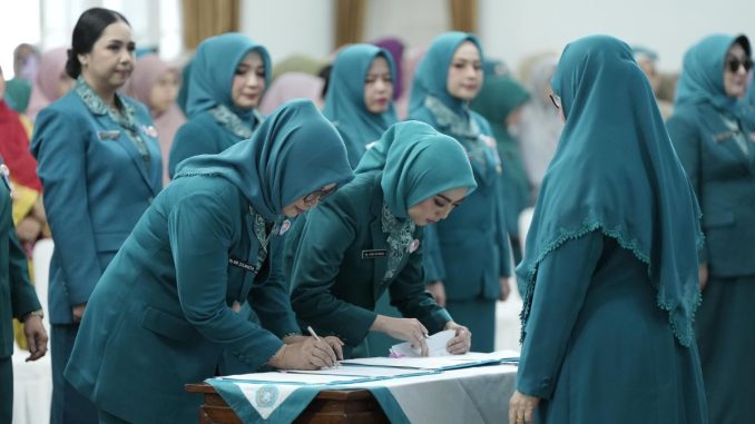 Ny. Eni Muis Zulmaeta resmi dilantik sebagai Ketua Tim Penggerak Pemberdayaan Kesejahteraan Keluarga (TP-PKK).