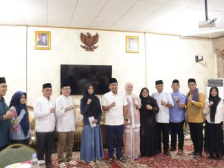 Penyerahan beasiswa pelajar berprestasi oleh Wali Kota Payakumbuh dan Wakil Gubernur Sumbar.