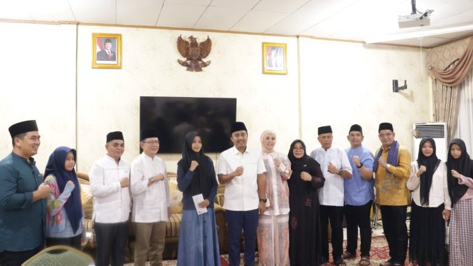 Penyerahan beasiswa pelajar berprestasi oleh Wali Kota Payakumbuh dan Wakil Gubernur Sumbar.