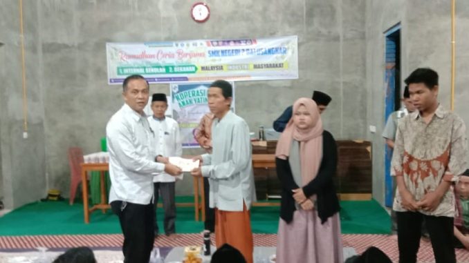 SMKN 2 Batusangkar memberikan bantuan lebaran kepada para siswa yatim piatu, kurang mampu dan beberapa masyarakat kurang mampu pada acara Buka Bersama Ceria 1446 H.