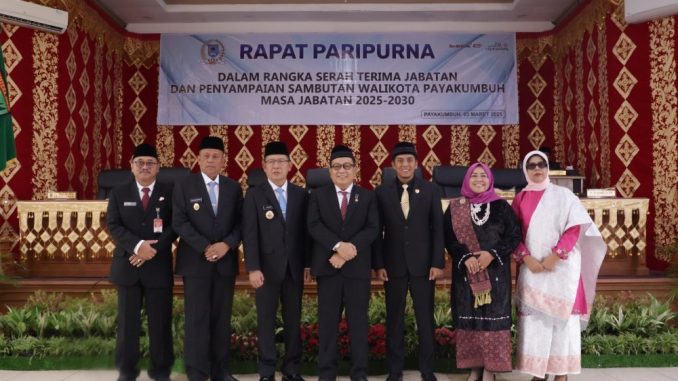 Wali Kota Payakumbuh Zulmaeta meluncurkan Program 100 Hari Kerja.