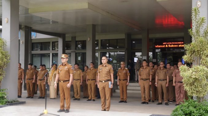 Wali Kota Payakumbuh Zulmaeta memimpin Apel Perdana.