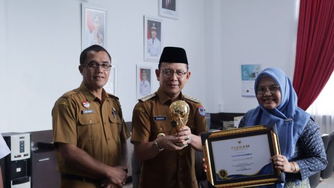 Wali Kota Payakumbuh Zulmaeta saat pertemuan dengan BPJS Ketenagakerjaan Cabang Bukittingi dan Payakumbuh.