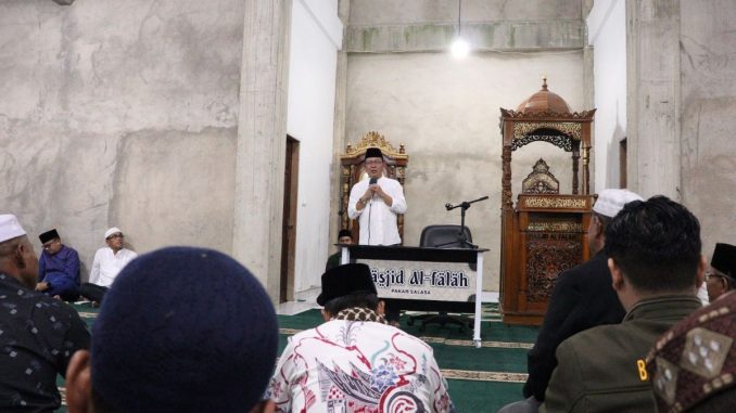 Walikota Payakumbuh Zulmaeta menyerahkan bantuan pembangunan untuk Masjid Al-Falah Kelurahan Padang Tangah Payobadar.
