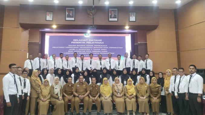 Asisten Administrasi Umum Setdako Payakumbuh, Ifon Satria Chan, saat meninjau pelaksanaan ujian sertifikasi PBJ.