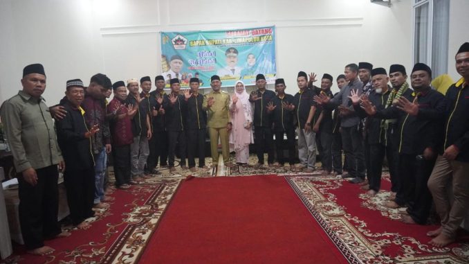 Bupati Limapuluh Kota, H. Safni menyampaikan komitmennya dalam membangun daerah pada acara Halal Bihalal bersama perantau Minang di Kandis.
